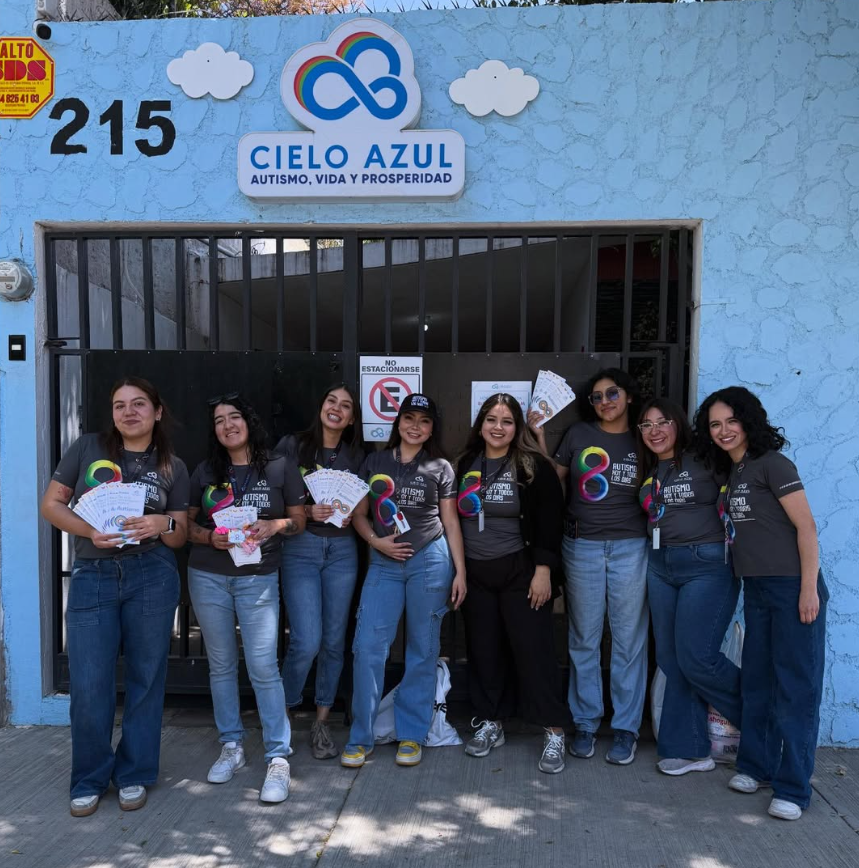 Equipo de Cielo Azul Autismo frente a las instalaciones